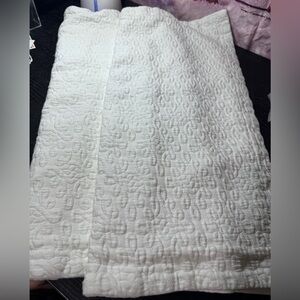 Vera Wang Set Of Two White Quilted matelassé Style Euro Shams  27x28